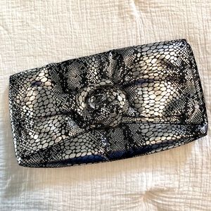 🤩Silver Snake Skin Clutch🤩